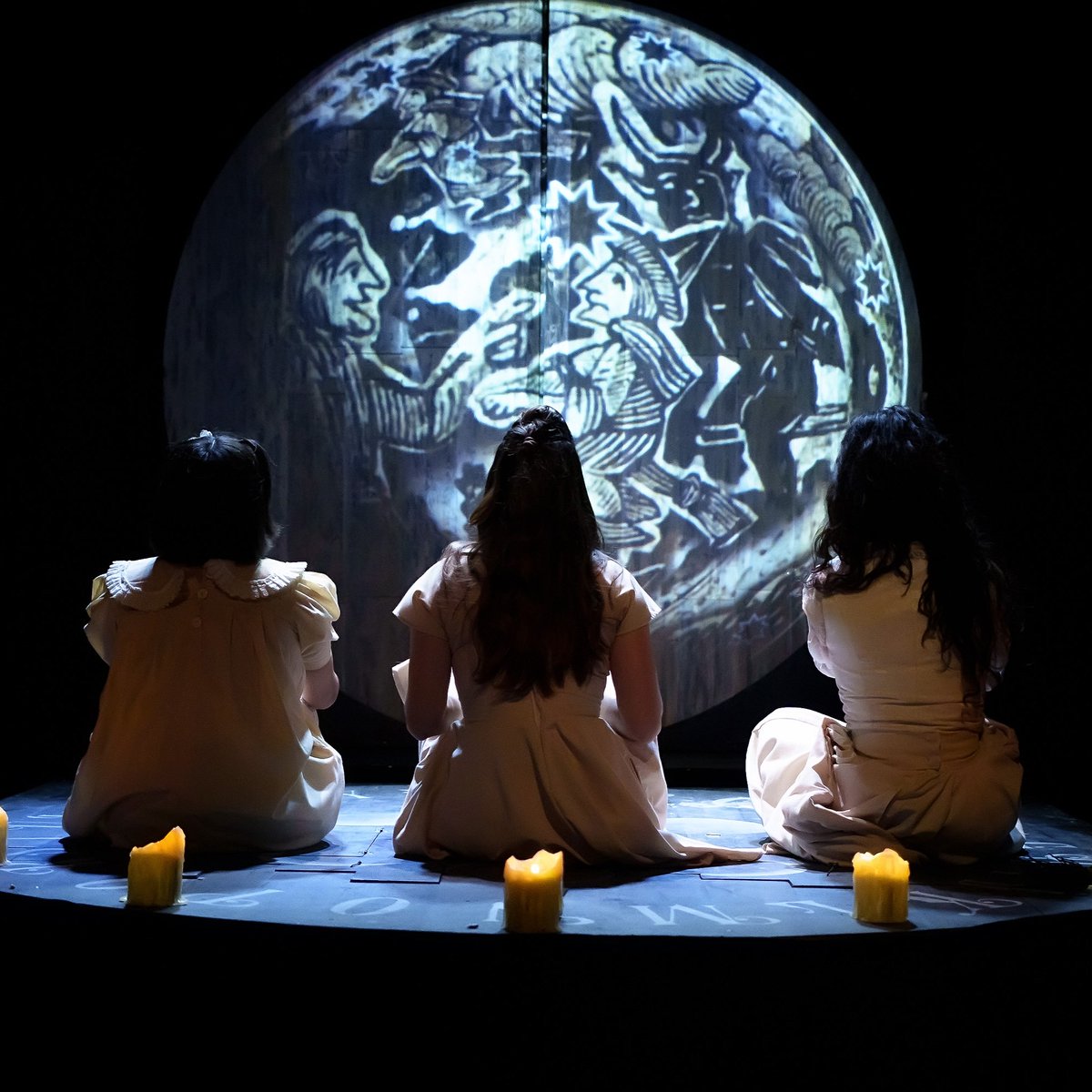 🧹 Hoy nuestras escobas despegan en la búsqueda de más historias de mujeres poderosas.

Nos vemos en esta ÚLTIMA FUNCIÓN de “No todas viven en Salem”.

Foro La Gruta, <a href="/Helenico/">Centro Cultural Helénico</a>, 20 hrs.

🎫: bit.ly/notodasvivenen…