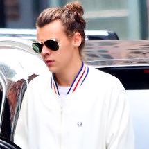 hsprncera's tweet photo. I’m voting for Harry Styles for Artist of The Year at the #AMAs https://t.co/6lGlU7kXSX