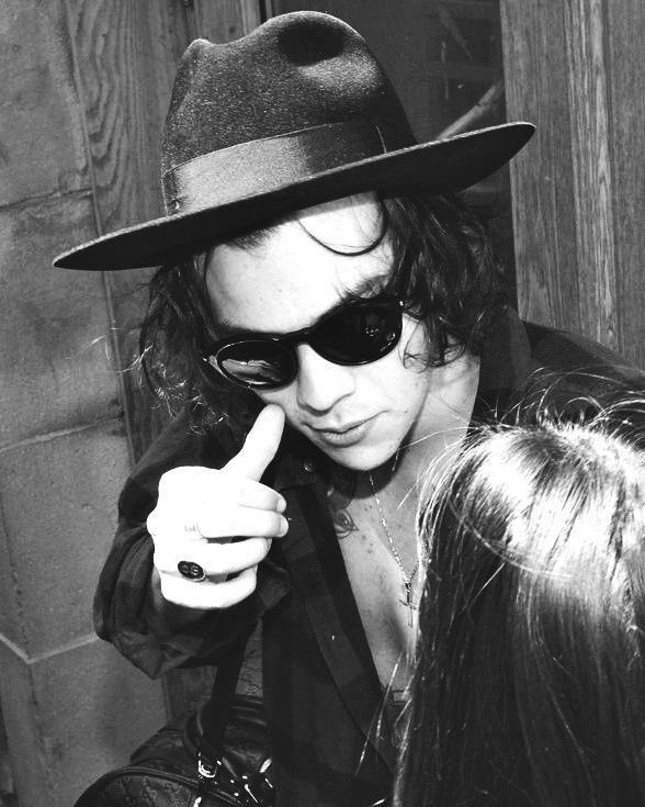 hsprncera's tweet photo. I’m voting for Harry Styles for Artist of The Year at the #AMAs https://t.co/2vzxCML5Lj