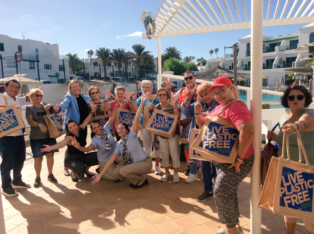 VeroniqueLFrey's tweet photo. #ClubdelCarmen team joined the #Enredate project sharing a beautiful time with all these experienced ladies! #Asolan #CruzRoja #SocialEvents #CharitableEvents #Happiness #Lanzarote https://t.co/M2BEMS7oTP