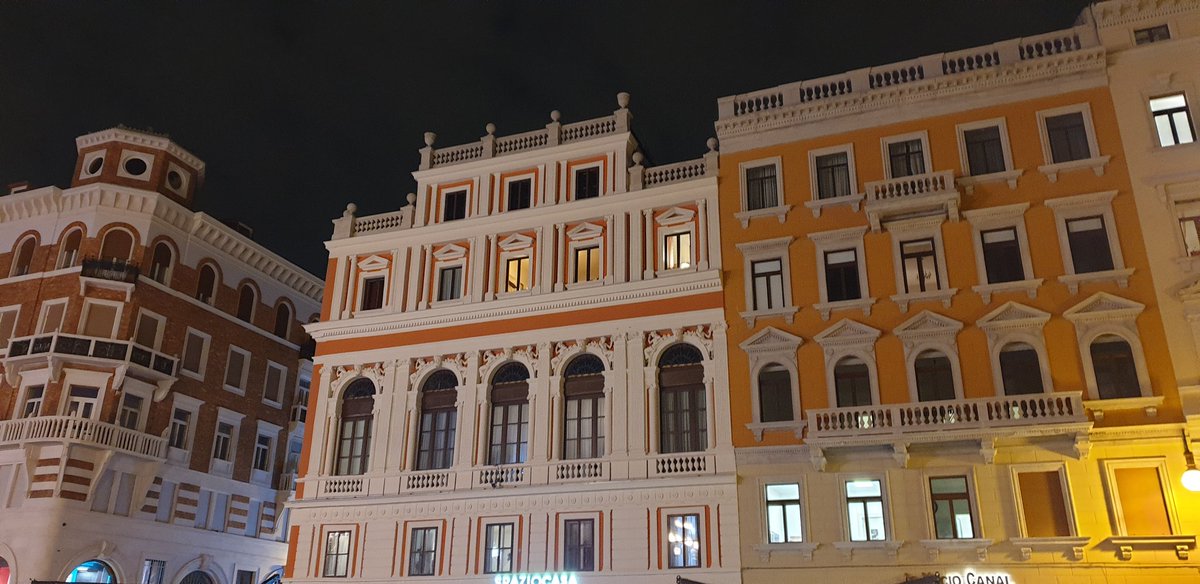 Scorci di Piazza Ponterosso a #Trieste. È una città magnifica, con i suoi palazzi che raccontano la Storia. 
#8novembre