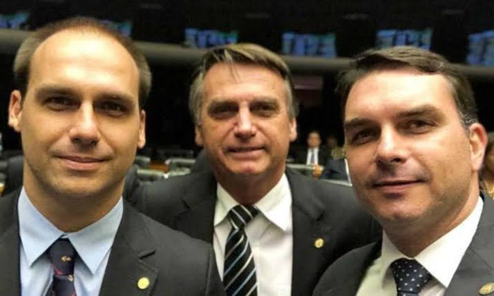 A_Esquerda_Br's tweet photo. Os filhos do PR Jair Bolsonaro, Flávio e Eduardo Bolsonaro foram até a embaixada Italiana para pedir cidadania.
Eles disseram que só querem fazer o que tem de direito e garantem que não vão fugir do país.
É, o "barco" está sendo abandonado; O que você acha? Direito ou fuga? https://t.co/G9tZ5gdeYZ