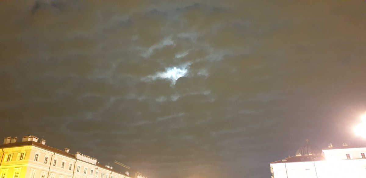 La luna gioca a nascondino nel cielo di #Trieste 
#8novembre 
Buona notte a tutti amici di twitter 😘💫🌕
