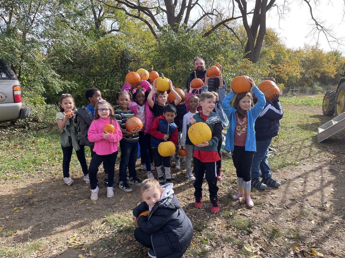 thomas_lucased's tweet photo. Fun fall activities!!! https://t.co/ielxFm4Rcp
