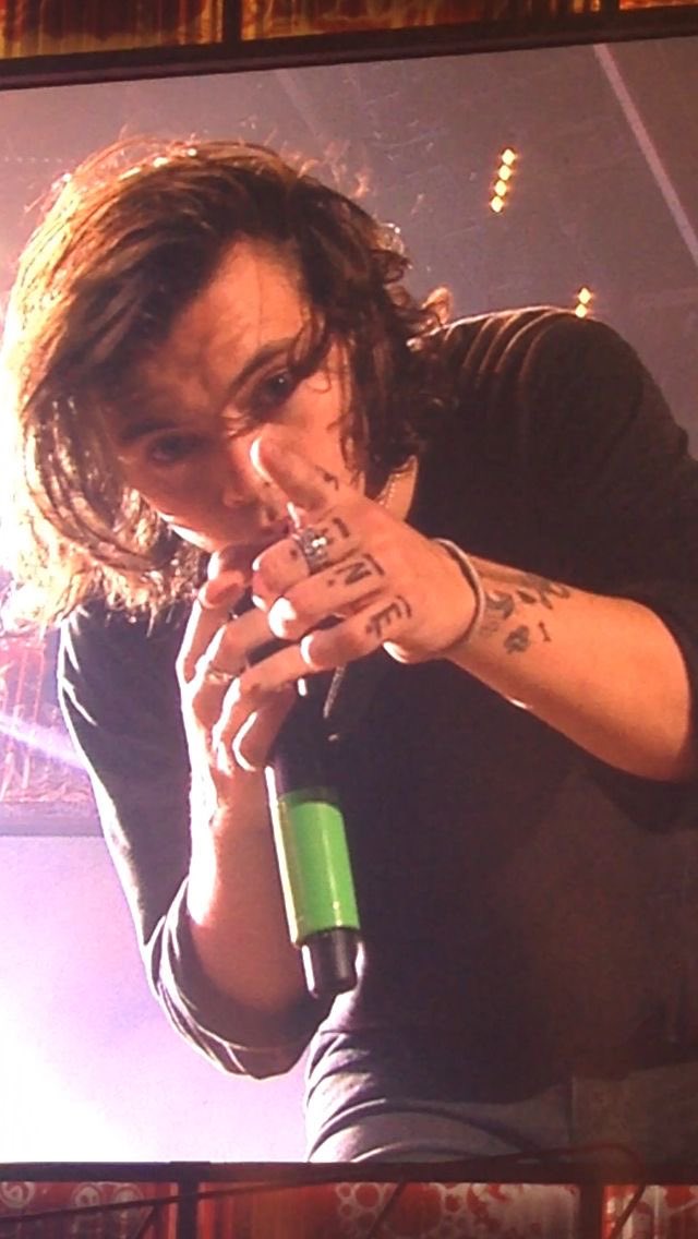 hsprncera's tweet photo. I’m voting for Harry Styles for Artist of The Year at the #AMAs https://t.co/CpGGgCEsSJ