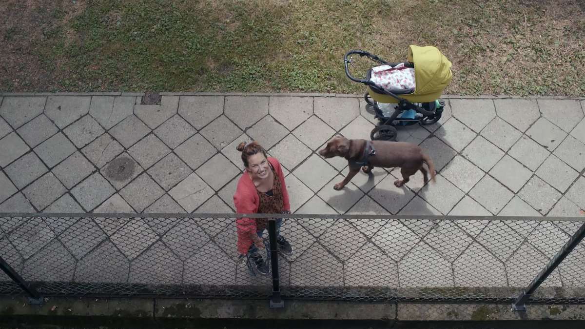 HotDocs's tweet photo. While locked down in his apartment, director Paweł Łoziński hatches an experiment. With his camera focused on one spot under his balcony, he asks passersby questions like, "Who are you?" 

Catch #HotDocs21's THE BALCONY at @EkranFilm on Nov 19: https://t.co/imJdmHUZ5R https://t.co/fwov0et9nk