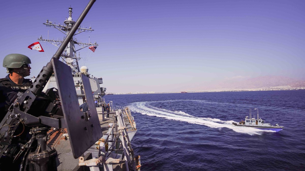 Awesome photo from the Fleet! The USS The Sullivans (DDG 68) maneuvers alongside an Israeli coastal fast patrol boat in the Gulf of Aqaba. ⚓#USNavy #HOOYAH