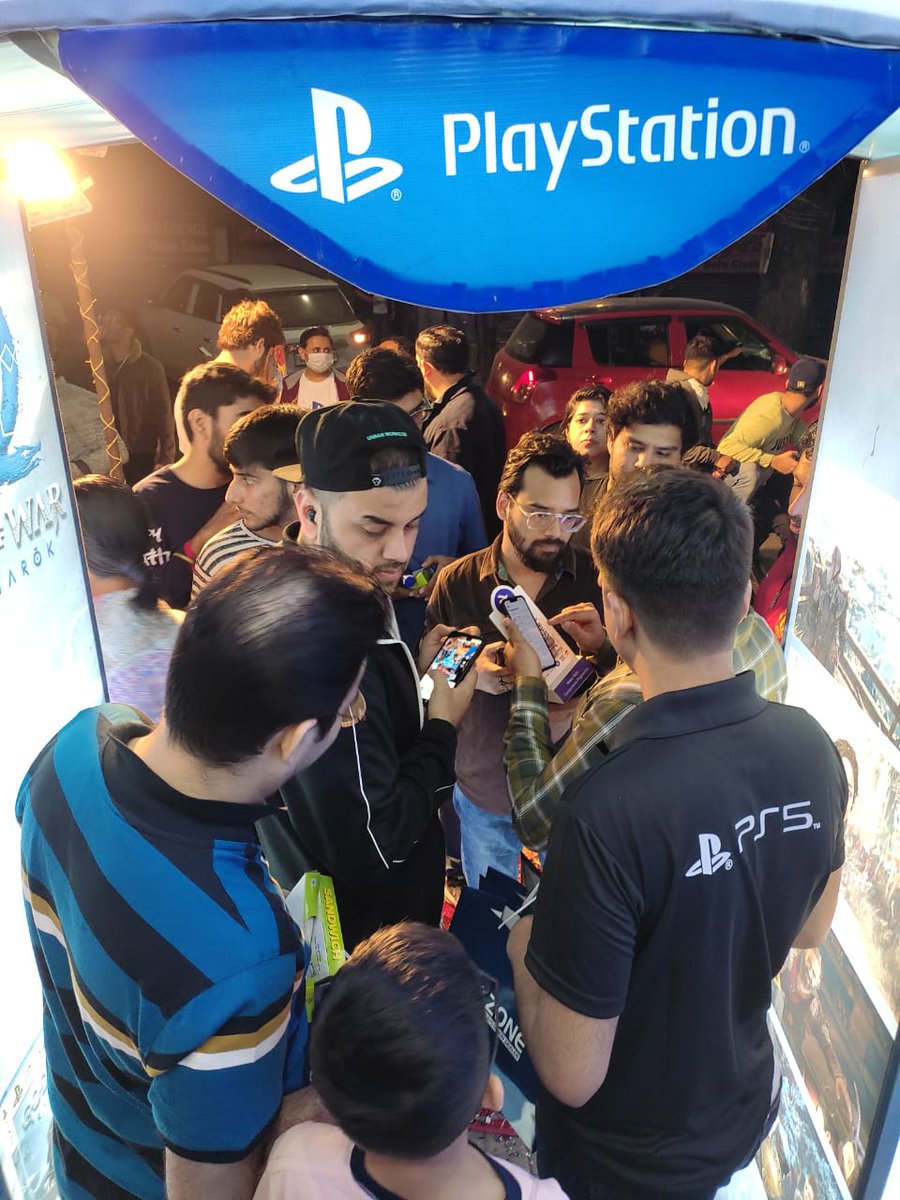 Shivam_____47's tweet photo. More pics from God Of War Ragnarok Midnight launch in Lajpat Nagar Delhi hosted by #DTZone ❤️🎮 #GodofWarRagnarok #MidnightLaunch #gowrindia
@PlayStationIN https://t.co/U9dL8eKmEu
