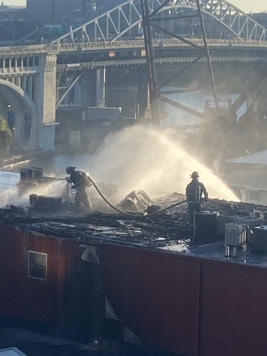 YeojMars's tweet photo. #bridgeviewfire #cleveland #cle #fire https://t.co/c2VJQ6faJr