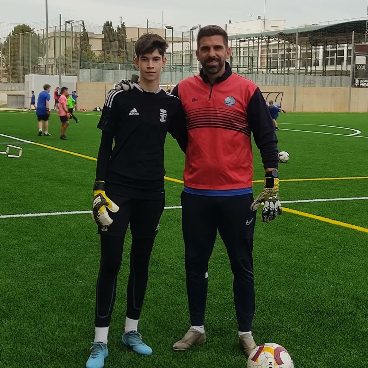 rr_edp's tweet photo. Hoy hemos iniciado la recuperación de @pabloperezz_1 , portero cadete del @FCC_Cantera , que se fracturó el dedo recientemente. Deseando verte en el verde de nuevo crack!
⚽🚫🥅🧤🔝1️⃣
#rredp #rrteam https://t.co/LnhwS3LIYH