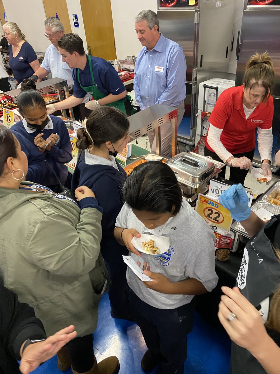 CafeLA_lausd's tweet photo. Students got to taste new possibilities for their school menus and they voted based on what they liked.  We are listening to their input.  #studentapproved4LAkids #everyoneeats https://t.co/akCZrN0bmt
