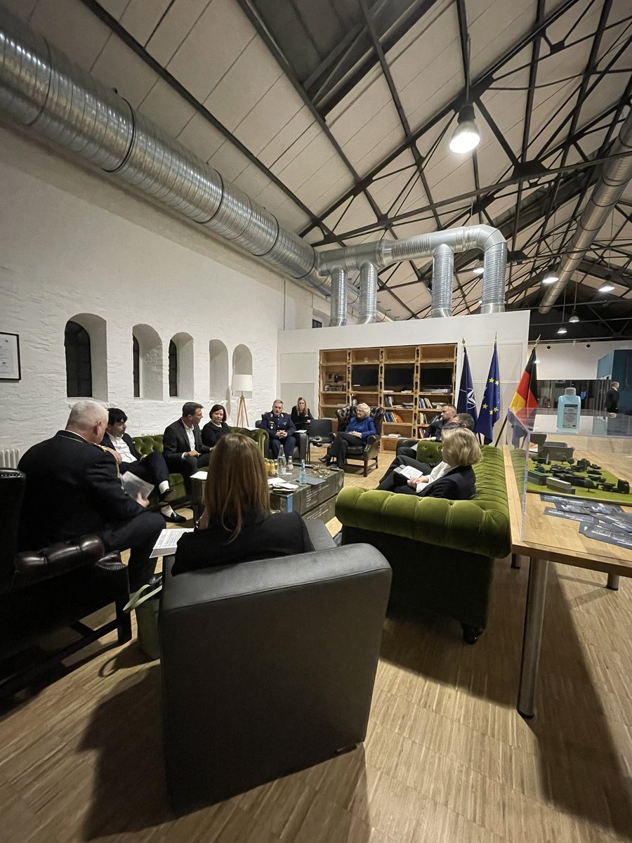 MartinKaloudis's tweet photo. Ein spannender Abend geht zu Ende: Der Digitalrat #BMVg hat zusammen mit BM‘in #Lambrecht gesessen und diskutiert. Ein produktiver Austausch! #Digitalisierung #Resilienz #Nachhaltigkeit https://t.co/HHniZYsenL