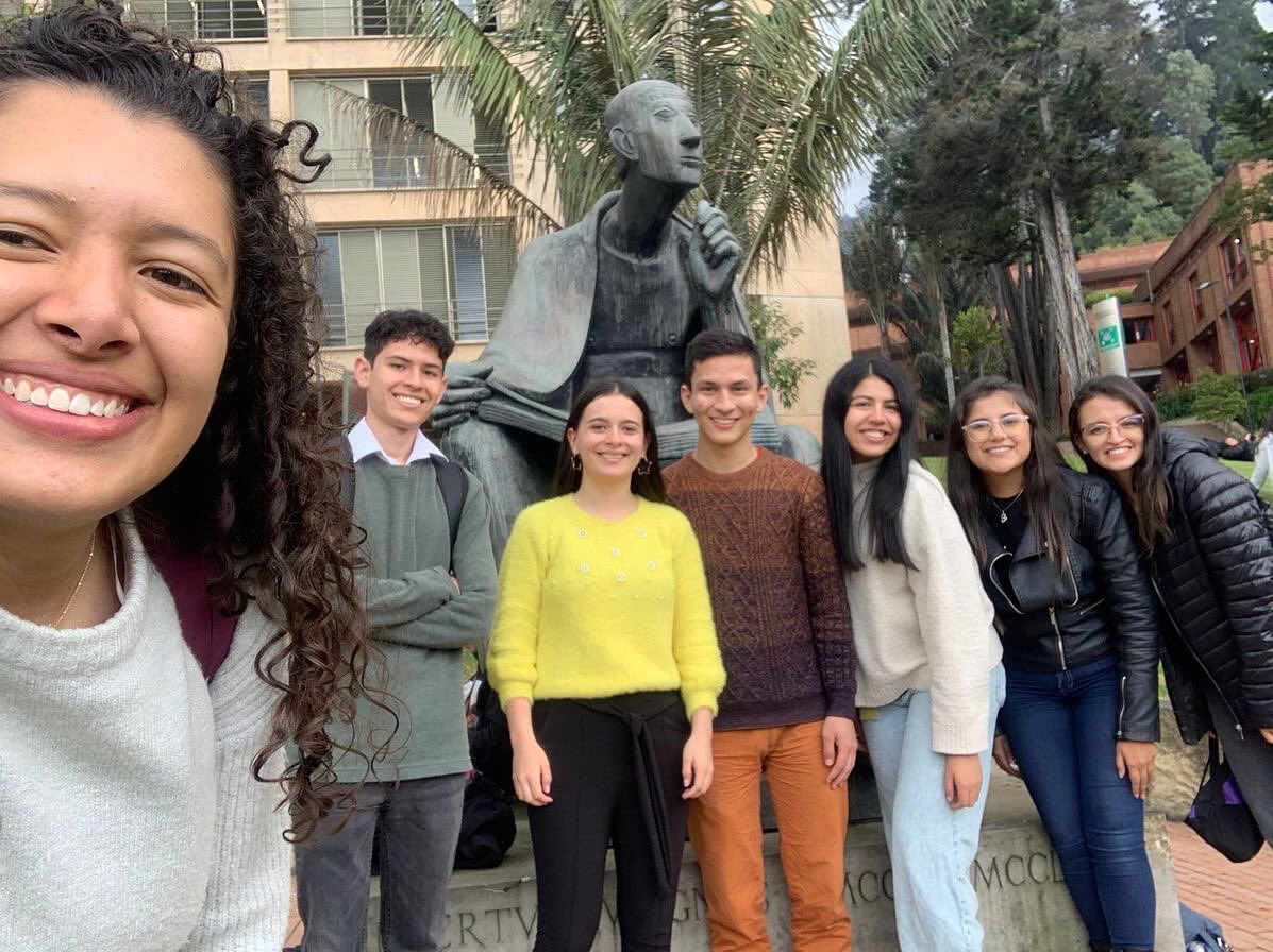 JulianaSolanoP1's tweet photo. Hoy estuvimos representando al @PartidoMIRA en la Feria de Partidos en la Universidad @Uniandes, organizada por el Comité Interpartidista @comiteuniandes 💙🇨🇴

Gracias a Dios fue una excelente jornada👏👏👏 #MiraPresente
@AnaPaolaAgudelo @irmalherrera 
@Virguez @carlos_guevara https://t.co/KXDVjc321F