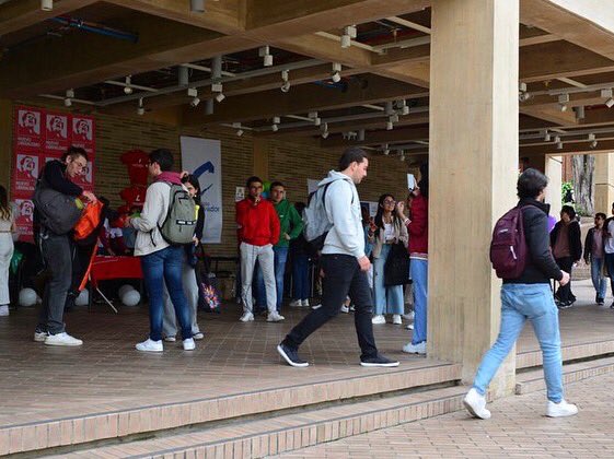 JulianaSolanoP1's tweet photo. Hoy estuvimos representando al @PartidoMIRA en la Feria de Partidos en la Universidad @Uniandes, organizada por el Comité Interpartidista @comiteuniandes 💙🇨🇴

Gracias a Dios fue una excelente jornada👏👏👏 #MiraPresente
@AnaPaolaAgudelo @irmalherrera 
@Virguez @carlos_guevara https://t.co/KXDVjc321F