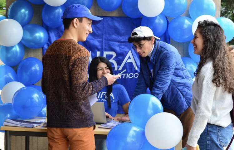 JulianaSolanoP1's tweet photo. Hoy estuvimos representando al @PartidoMIRA en la Feria de Partidos en la Universidad @Uniandes, organizada por el Comité Interpartidista @comiteuniandes 💙🇨🇴

Gracias a Dios fue una excelente jornada👏👏👏 #MiraPresente
@AnaPaolaAgudelo @irmalherrera 
@Virguez @carlos_guevara https://t.co/KXDVjc321F