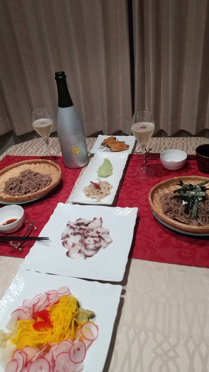niche123jp's tweet photo. 十割蕎麦と #CU4TRO の組み合わせ🇪🇸「よりどり10本11,000円」の1本。
スッキリとした泡なので、和食によく合います😉
#エノテカワイン部 https://t.co/VX6Zo2Fj6q