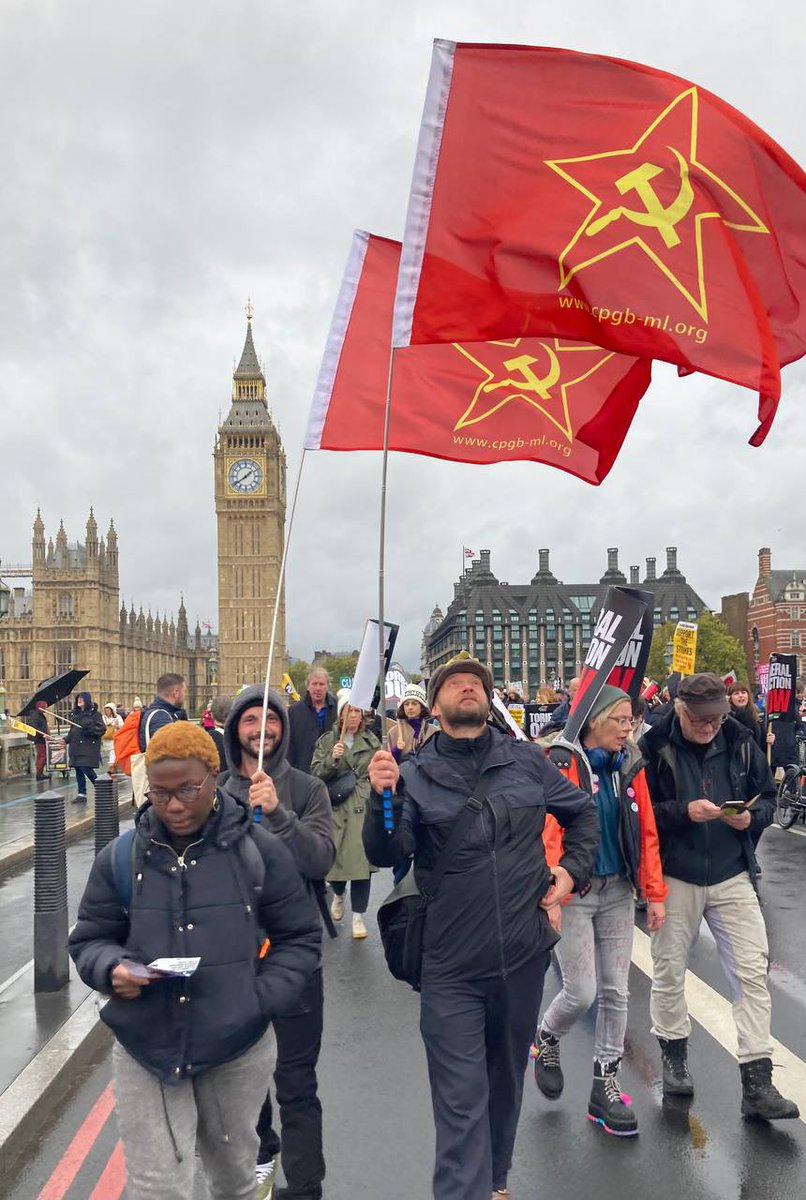 Sharing our message at the “#britainisbroken demonstration this weekend. “The cost of living crisis is a #capitalist #crisis
Economic crises are an inescapable feature of life under the market system. Socialist planning is our only way out.” thecommunists.org/2022/11/04/new…