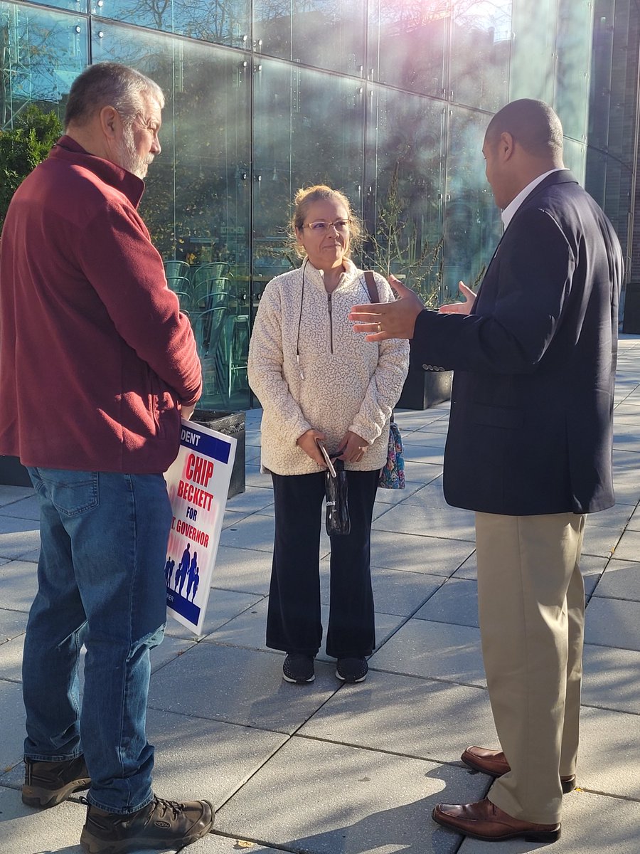 RobForGovernor's tweet image. Spent a few hours in Hartford today across polling locations speaking with voters on issues from homelessness and affordable housing to abortion, healthcare and affordability. Thanks to @WFSBnews and @WTNH for their great work covering this election. #ctpolitics