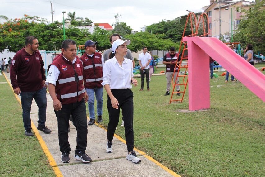 AytoCancun's tweet photo. acudieron al llamado de las y los vecinos del 📍Parque de la #SM31.
Continuamos trabajando para que las familias #cancunenses, tengan espacios públicos de calidad✅.
@anapatyp
#CancúnNosUne (2/2) https://t.co/dDPj1hwtOE