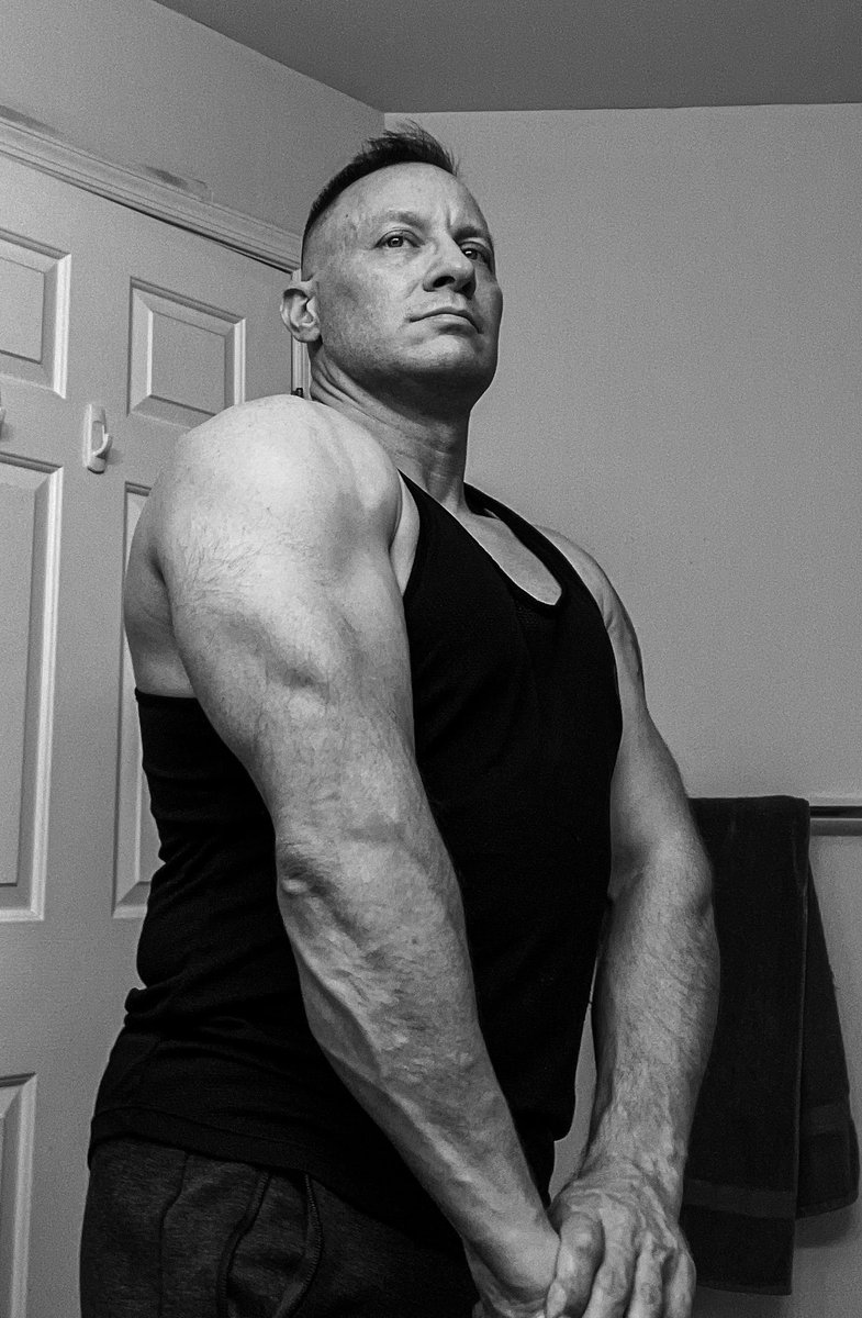 TxnBen's tweet photo. Pre-workout vanity-satisfying photo session. Been feeling super round in the arms the last few days. New training phase of progressive loading and the body comp@is loving the volume.
✌️ and go vote!
#FitnessMotivation #fitess #doworkson https://t.co/r0fWPBA6ne