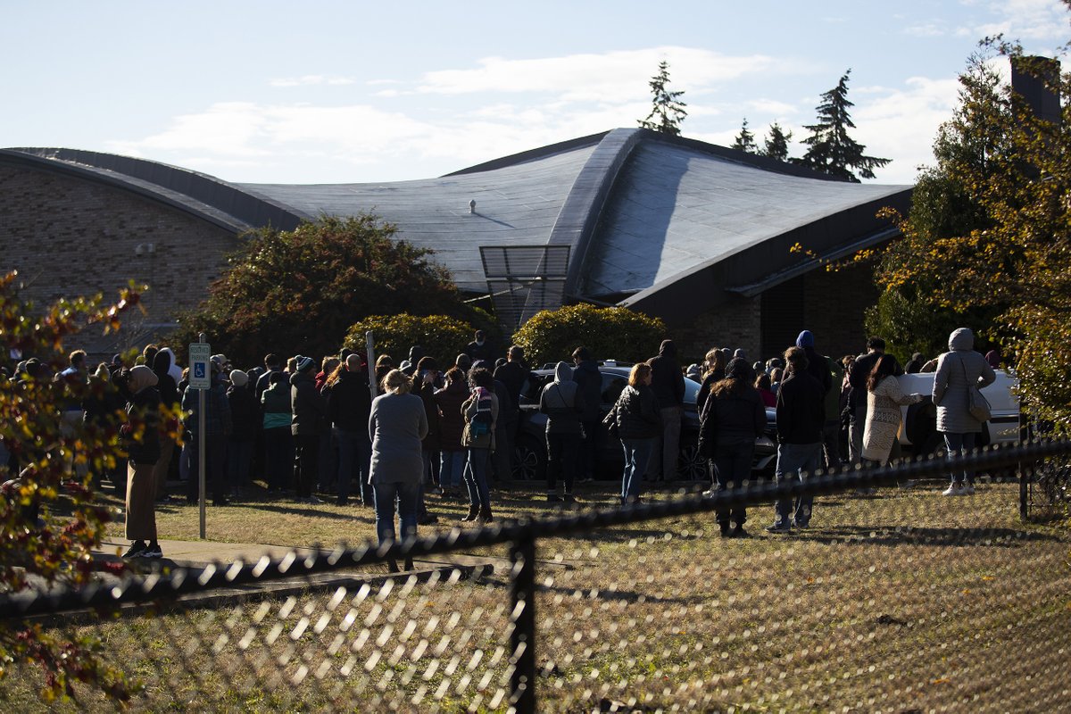 _megan_farmer's tweet photo. Shooting reported at Ingraham High School in North Seattle, 1 person injured: https://t.co/Zkg8JFDU48 @KUOW https://t.co/siNM04InEM