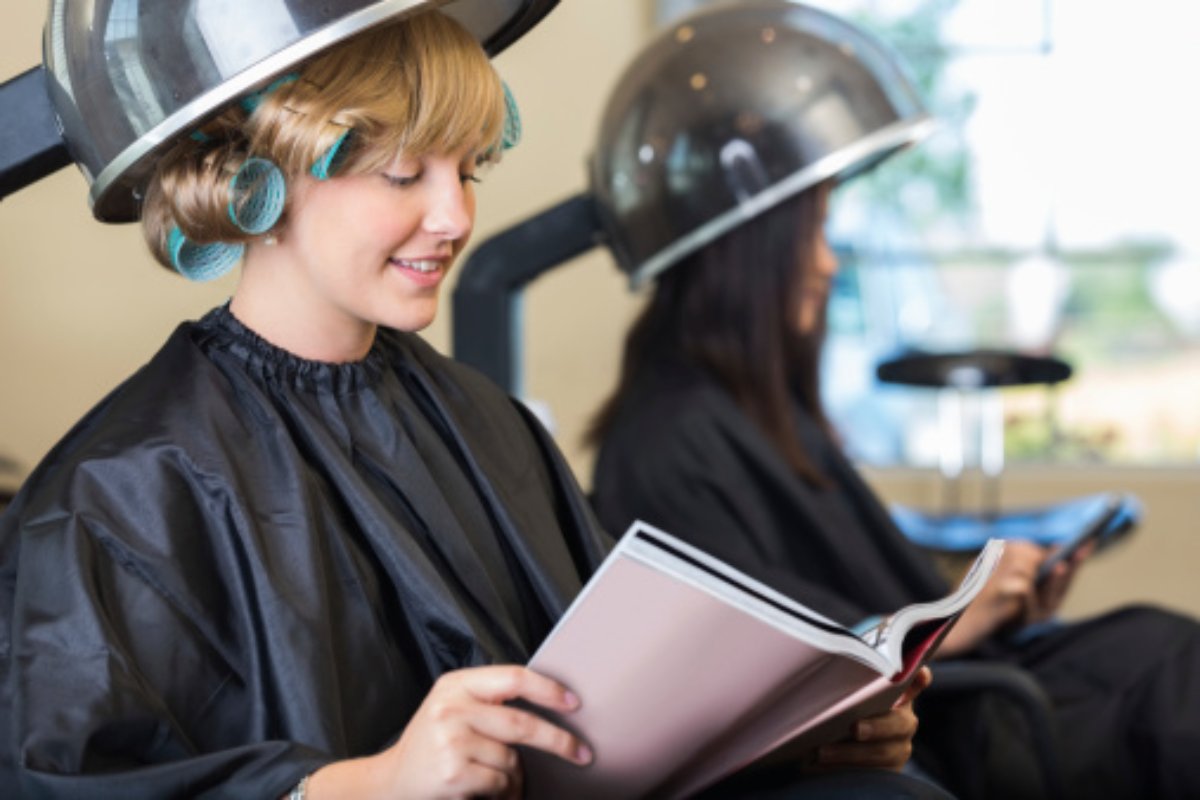 LoveHairCO's tweet image. How do you let the time pass while your stylist works their magic? Are you diving in to a page-turner or enjoying your favorite TV show on your phone? #GreenBusiness #ColorAndDesign #Balayage