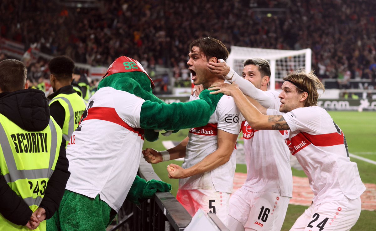 Jump - header - goal - celebrations! 😲 🎉 🥳 How the last-minute drama unfolded! What a moment for @VfB and @DMavropanos 👌 #Bundesliga | #MD14 | #VfBBSC