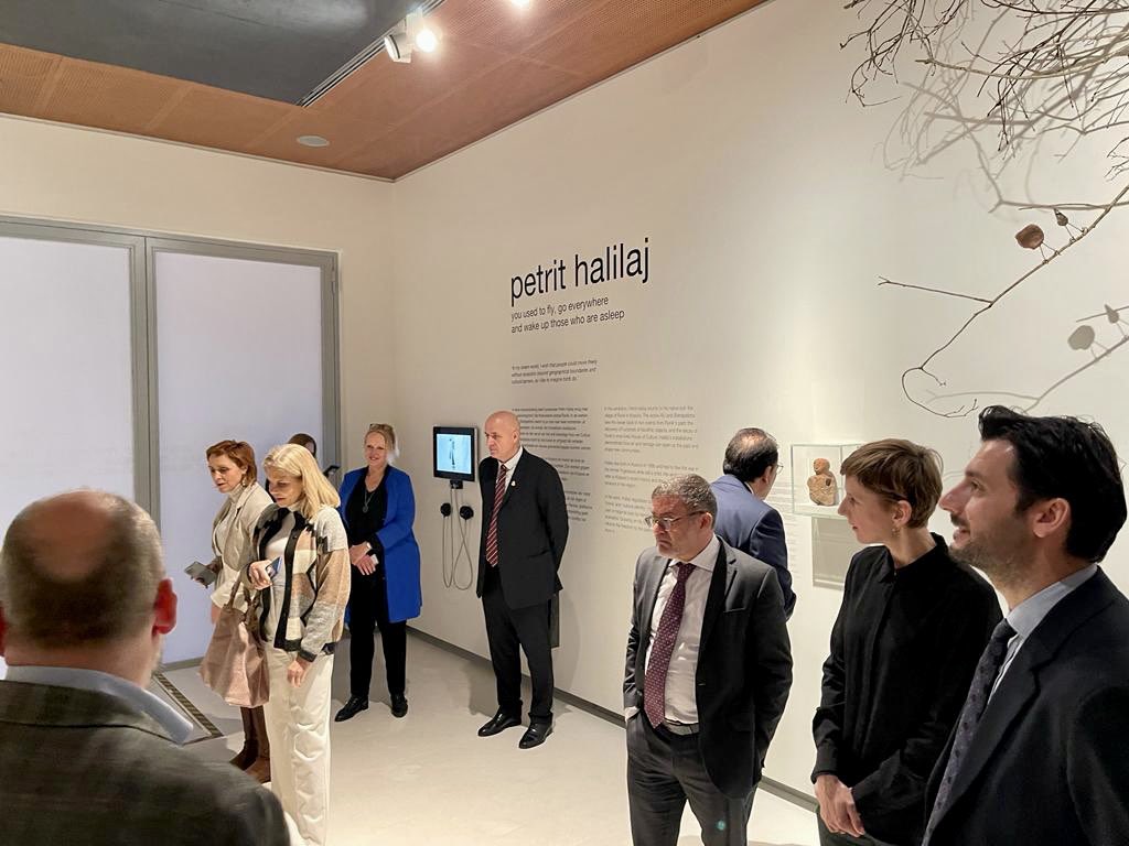 “In my dream world, I wish that people could move freely
without exception beyond geographical boundaries and
cultural barriers, as I like to imagine birds do.” 
Petrit Halilaj | Shkrepëtima 🇽🇰

Faleminderit🙏 <a href="/DrenDoli/">Dren Doli</a> <a href="/KSinNL/">Kosovo in Nederland</a> for superb art experience <a href="/FriesMuseum/">Fries Museum</a> #Leeuwarden