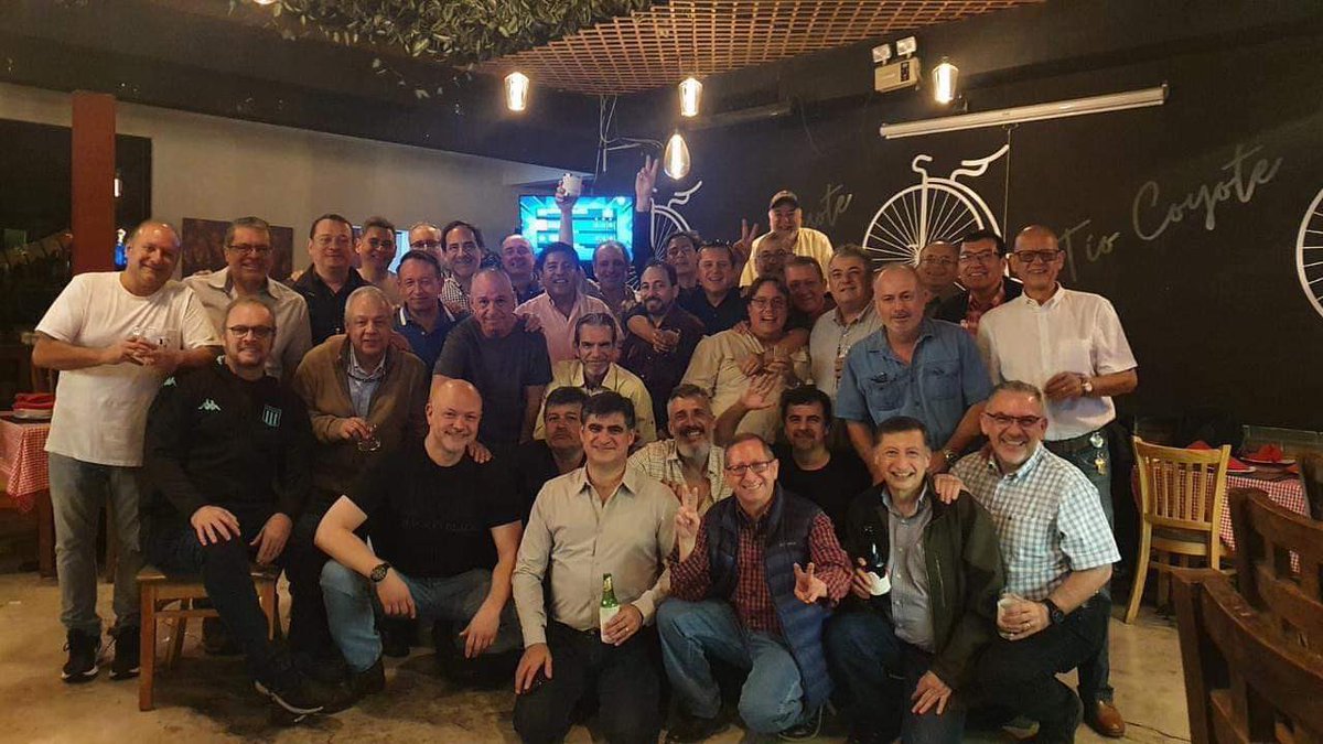 Y siguen los aniversarios! La Promo XXIV celebrando 39 años de su graduación. Foto cortesía de Carlos A Cincunegui