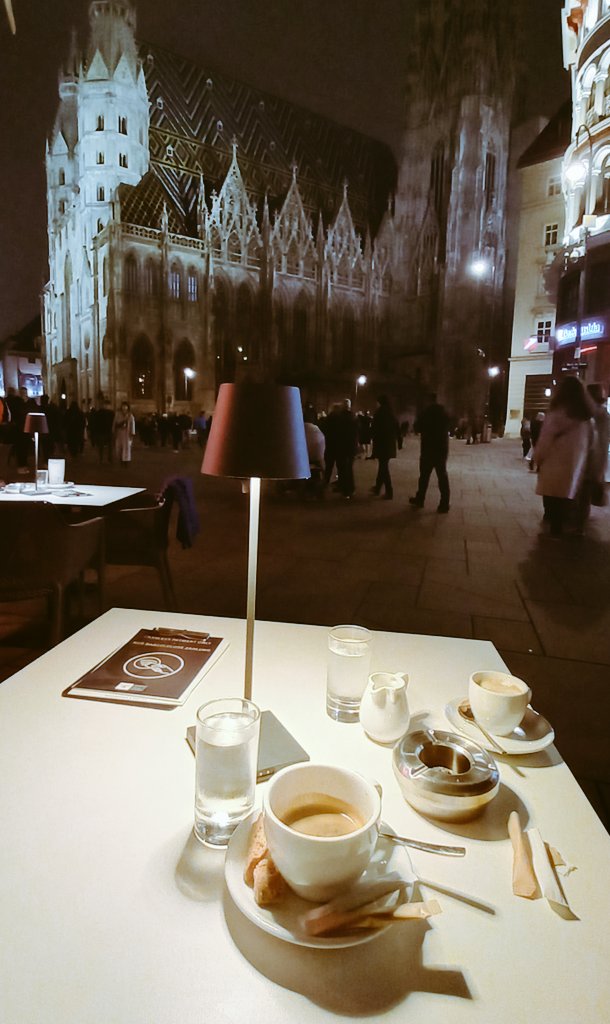 nekoo__tamo's tweet photo. #stephanplatz 🇦🇹 #mozartkugeln https://t.co/wl1ahhyEO3