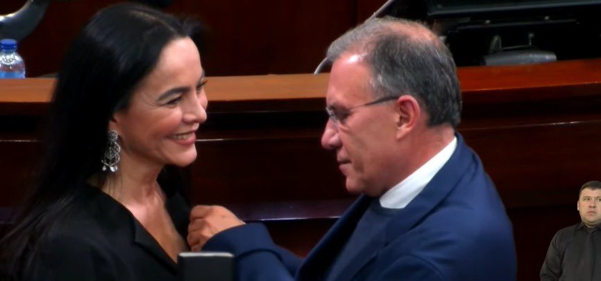 dona_pily2's tweet photo. Abro debate:
Situación bien particular.:
Uno sabiendo que el esposo @German_Vargas está haciéndole oposición férrea a gente como @RoyBarreras que insiste en usar todas las mañas para presionarlo y voltearlo, aceptar muy sonriente una condecoración repentina y mágica?
Para pensar. https://t.co/8s1tm9TVU9