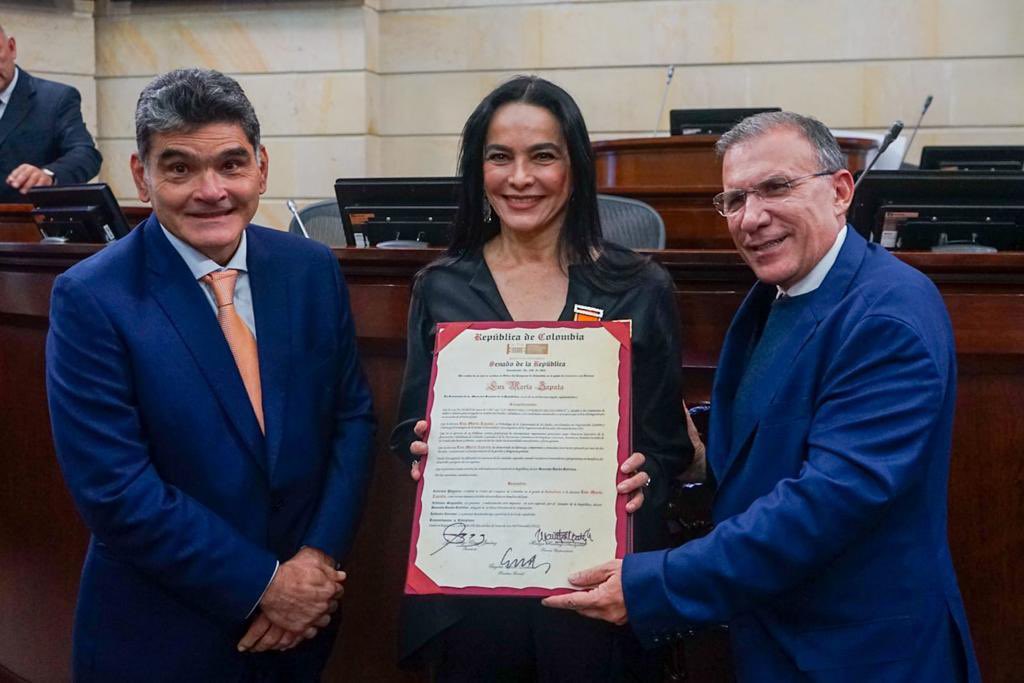 dona_pily2's tweet photo. Abro debate:
Situación bien particular.:
Uno sabiendo que el esposo @German_Vargas está haciéndole oposición férrea a gente como @RoyBarreras que insiste en usar todas las mañas para presionarlo y voltearlo, aceptar muy sonriente una condecoración repentina y mágica?
Para pensar. https://t.co/8s1tm9TVU9