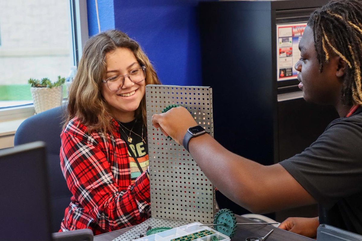 Midway students are 𝙜𝙚𝙖𝙧𝙞𝙣𝙜 up for a bright future on #NationalSTEMDay! 🔬📚🌟

Shoutout to our stellar team of #STEM educators who work hard to make science, technology, engineering, and math fun and accessible to all Midway students from elementary to high school!