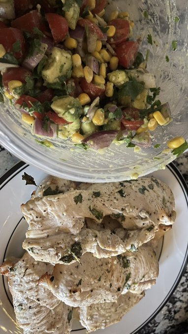 Cilantro lime chicken with avocado salad! I love to meal prep! Message me for recipe! https://t.co/Z