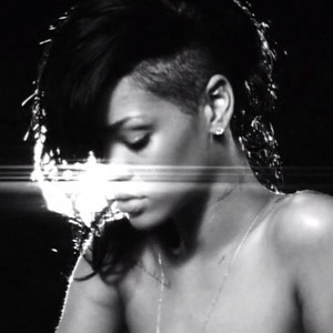 Fentys_M's tweet photo. FOTOS MARCANTES NOS CLIPES DA RIHANNA! A thread...
~~~~~~~~~~~~~~~~~~~~~~~~~~~~
Diamonds: 2012 https://t.co/T3uJzPMo2s