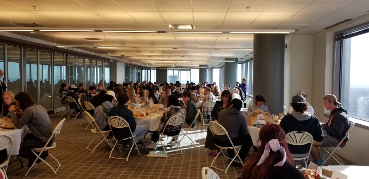 CopakenBrooks's tweet image. @townpavilion welcomed nearly 200 @KState AP Design students last week as part of a field trip hosted by new tenant, @KCDesignCenter! The students learned about the building’s iconic architecture and enjoyed lunch and a 360-degree view of Kansas City from the 34th floor.