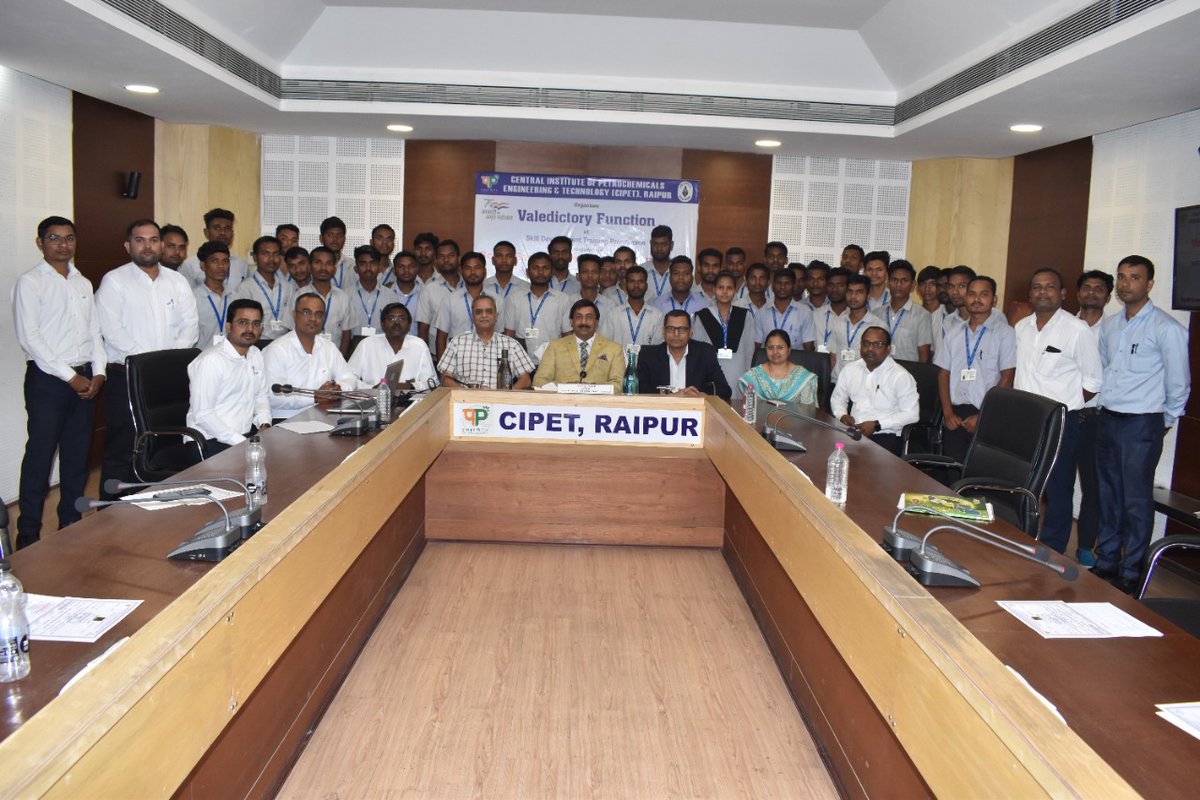 CIPET_RAIPUR's tweet photo. Valedictory function of Skill Development Program sponsored by SECL, Bilaspur was organised on 03.11.2022. Chief Guest of the program Shri Dinesh Sharma, Secretary, Chhattisgarh Vidhansabha distributed certificates and appointment letter to all trainees. https://t.co/vQVtTqmnsJ