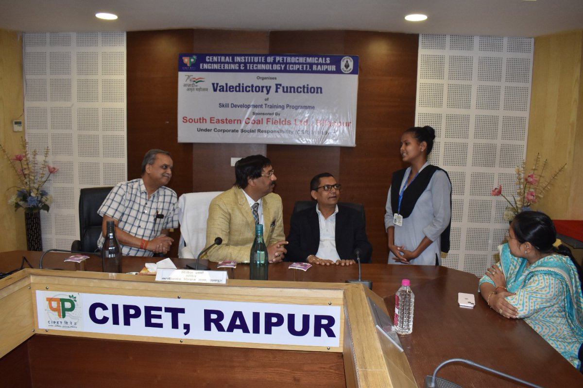 CIPET_RAIPUR's tweet photo. Valedictory function of Skill Development Program sponsored by SECL, Bilaspur was organised on 03.11.2022. Chief Guest of the program Shri Dinesh Sharma, Secretary, Chhattisgarh Vidhansabha distributed certificates and appointment letter to all trainees. https://t.co/vQVtTqmnsJ