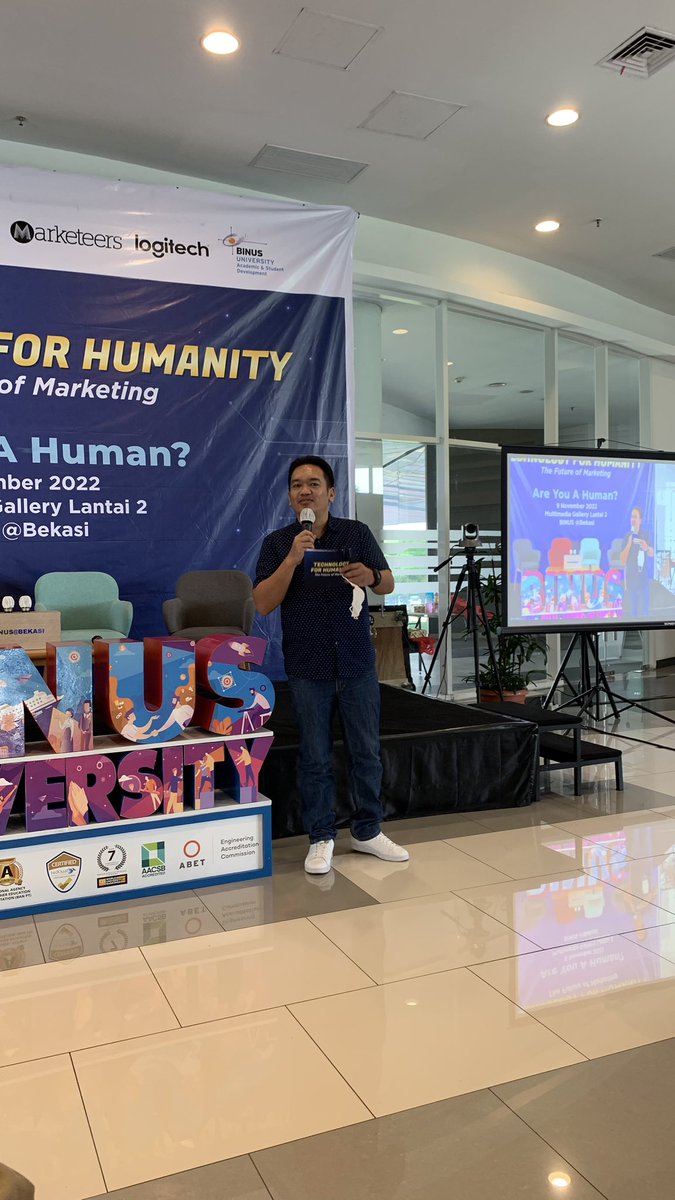 bukugpu's tweet image. HARI INI. 🙌🏻 Seminar #TechnologyForHumanity Are You A Human? ✨ di BINUS Bekasi Campus 👩🏻‍🎓👨🏻‍🎓 bersama Iwan Setiawan (CEO Marketeers), Sevenpri Candra (Campur Director BINUS), Yosef Adityo (Gramedia HR GM), dimoderatori oleh Andi Tarigan (Chief Editor GPU @bincang_buku) #bukugpu