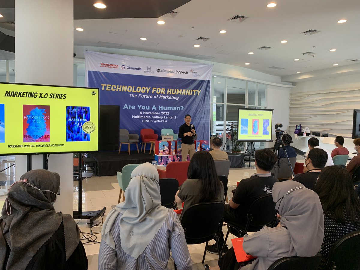 bukugpu's tweet image. HARI INI. 🙌🏻 Seminar #TechnologyForHumanity Are You A Human? ✨ di BINUS Bekasi Campus 👩🏻‍🎓👨🏻‍🎓 bersama Iwan Setiawan (CEO Marketeers), Sevenpri Candra (Campur Director BINUS), Yosef Adityo (Gramedia HR GM), dimoderatori oleh Andi Tarigan (Chief Editor GPU @bincang_buku) #bukugpu