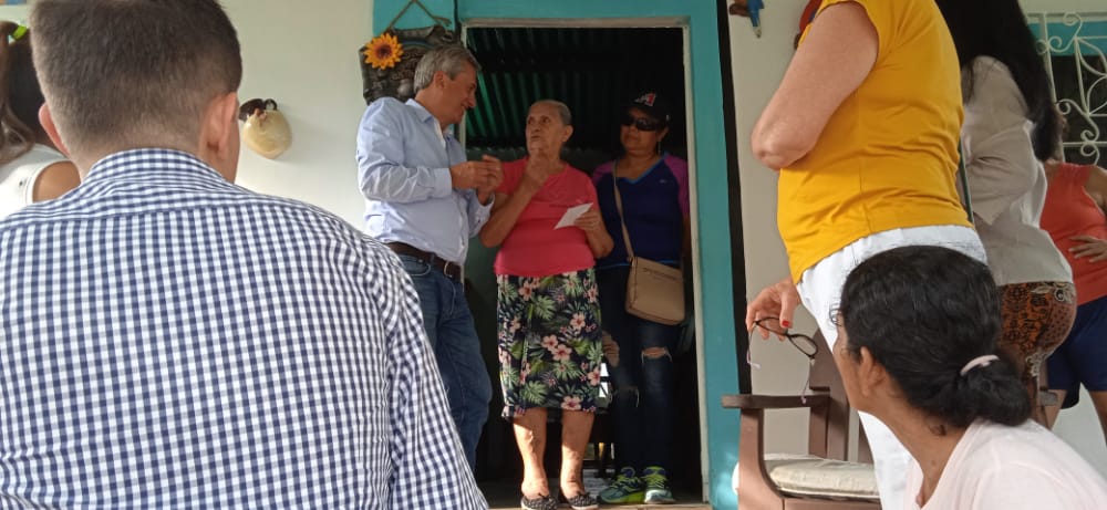 tachiraprimero's tweet photo. #Nov08 Los ADecos trabajamos sin descanso hoy nuestro Secretario de Organización Seccional @heribertoLabrad y el CEM de Torbes realizo casa a casa en este sector llevando el mensaje de @prospericarlo con fé con esperanza y con animos seguimos adelante @ADemocratica @ad_sindical https://t.co/N40n5PwrBl