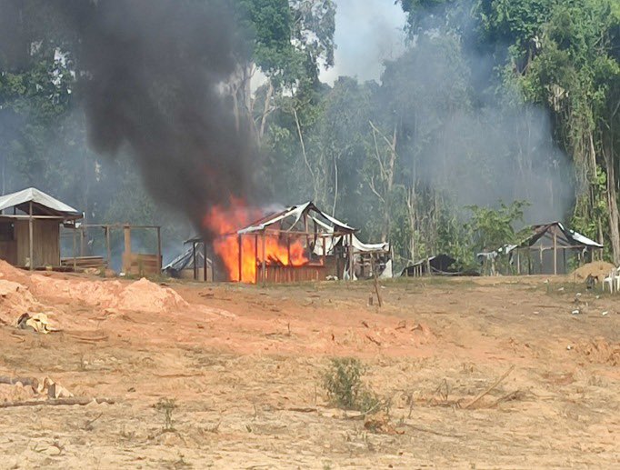 dhernandezlarez's tweet photo. FANB desplegada en la REDI  @Guayana_Invicta en misiones de seguridad y defensa, resguardando los ecosistemas y reservorios forestales contra la minería ilegal, y en la erradicación de los grupos terroristas armados  narcotraficantes y sus estructuras. https://t.co/IIXsvZAd5i