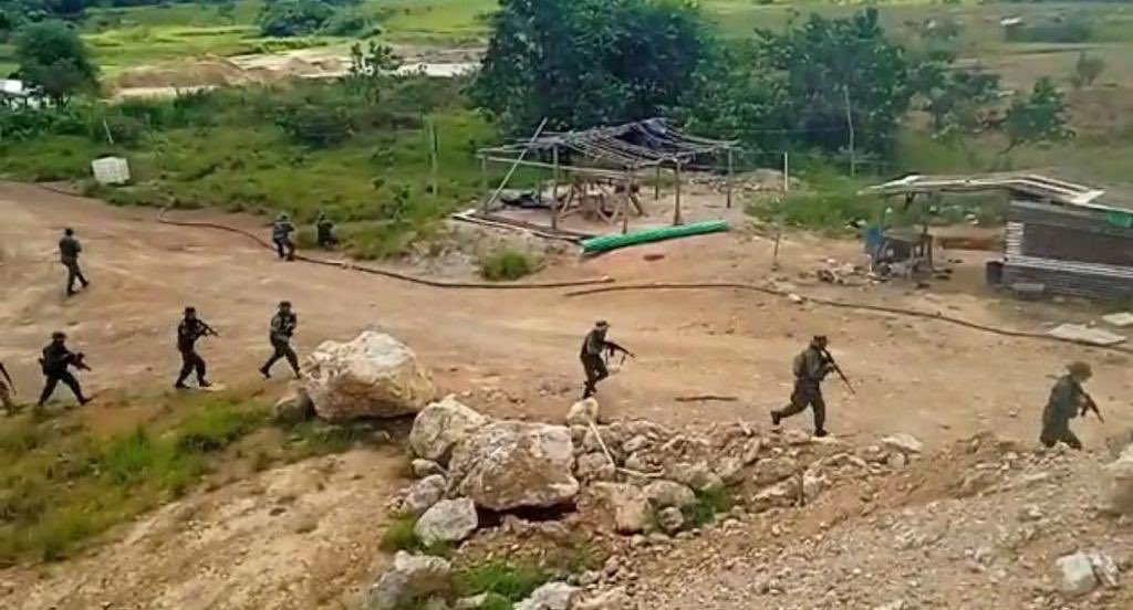 dhernandezlarez's tweet photo. FANB desplegada en la REDI  @Guayana_Invicta en misiones de seguridad y defensa, resguardando los ecosistemas y reservorios forestales contra la minería ilegal, y en la erradicación de los grupos terroristas armados  narcotraficantes y sus estructuras. https://t.co/IIXsvZAd5i