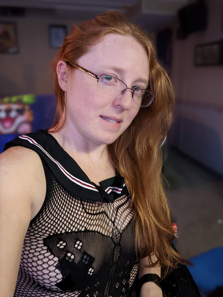 DanieAfterDark's tweet photo. Live now! Come chill with me! https://t.co/CI50L8b5LB #fanslystreamer #gamergirl #naturalred https://t.co/Up00ZlKXeb