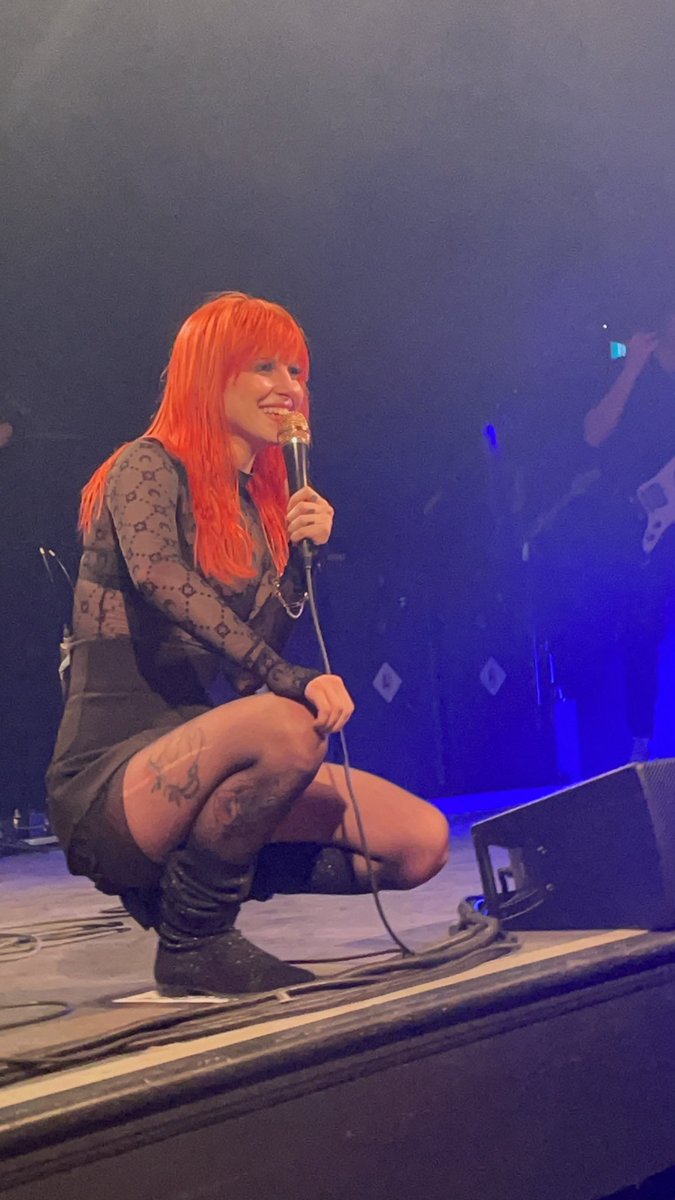 sheensanity's tweet photo. Imagine being this close to Hayley Williams! What a fckng dream come true. Thank you @paramore 😭#Paramore https://t.co/vcocpPPSnV