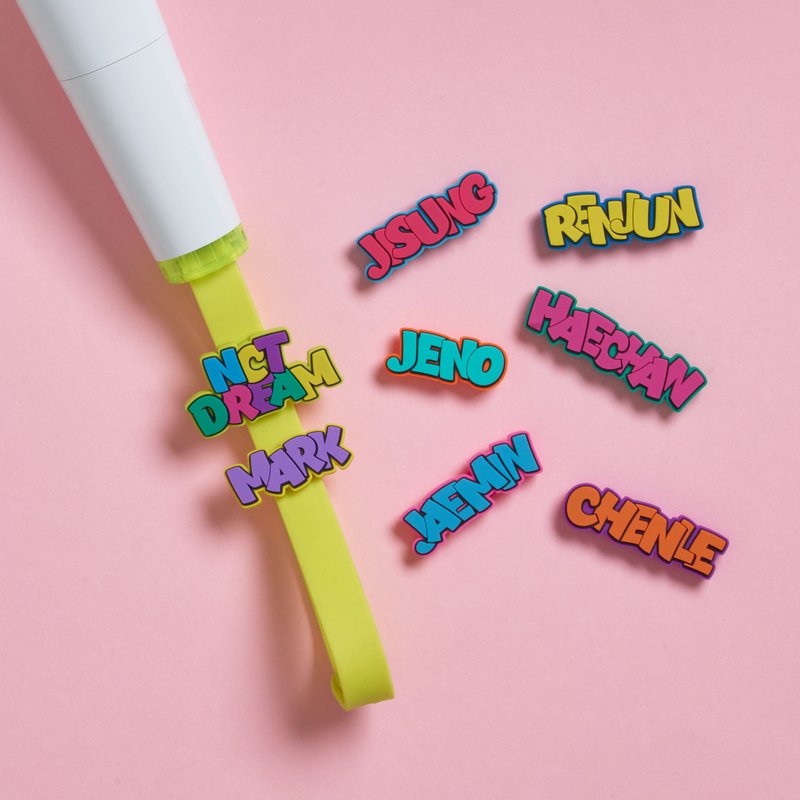 renminbar's tweet photo. THE TDS2 IN JPN GOODS ARE SOOOO CUTE??? https://t.co/wJNscvq6yt
