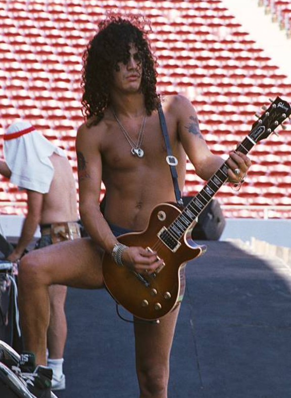 crockpics's tweet photo. Slash during soundcheck at Giants Stadium, 1988. https://t.co/uYpKVEyfPB
