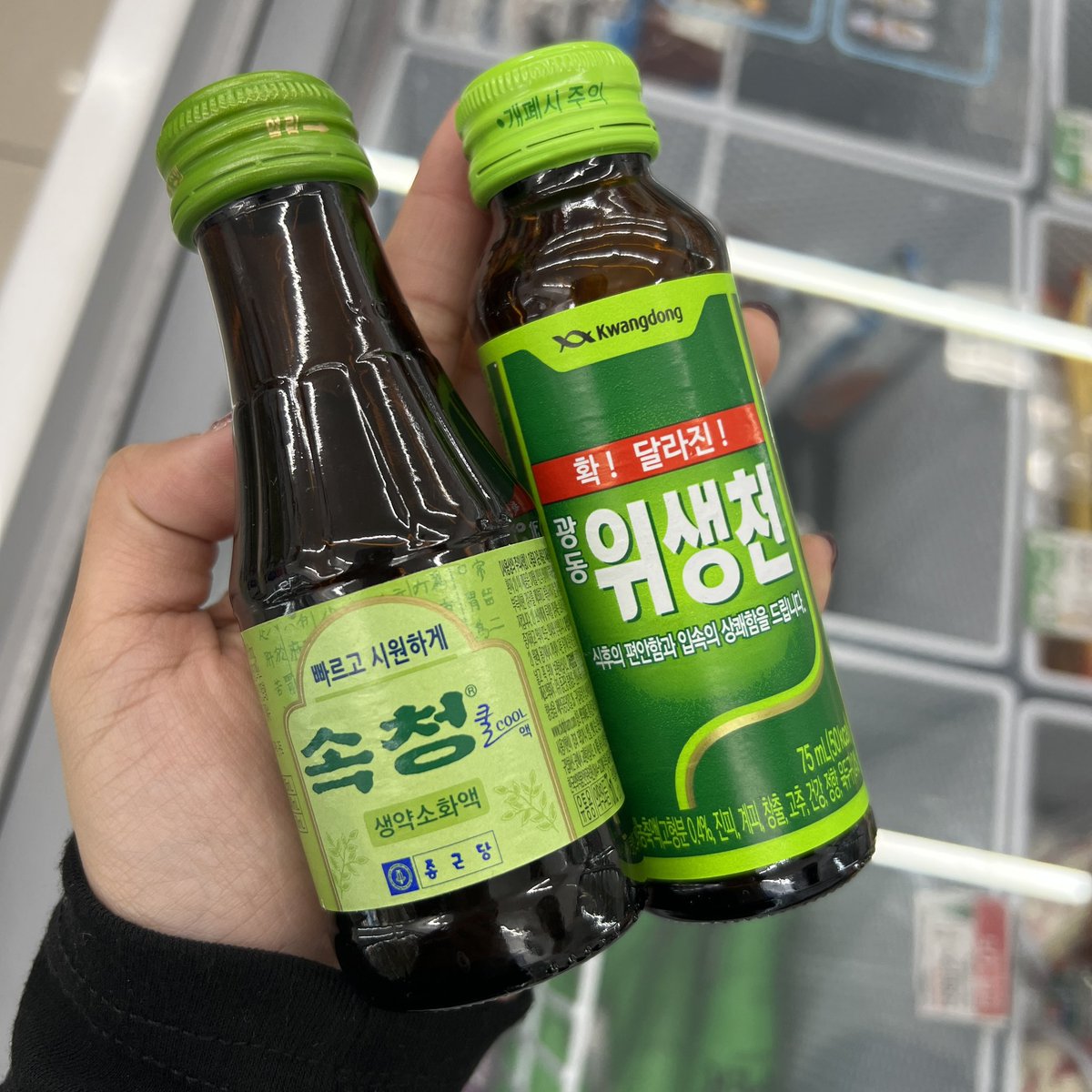 ajummabakorea's tweet photo. #รีวิวเกาหลี 🇰🇷 เซฟเก็บไว้เลย มาเกาหลีต้องได้กิน ใครกินปิ้งย่างแน่นๆจุกๆอาหารไม่ย่อย
เข้ามาร์ทไปเจอน้องขวดเขียวแบบนี้ซื้อกินโลด มีสองยี่ห้อที่ลองกินแล้วเวิร์ค
นางเป็นสมุนไพรเกาหลีช่วยย่อย กินปุ้บจะรู้สึกเย็นๆท้อง สักพักสบายท้องเลย งงมาก อปป้าบอกคนเกาหลีกินกันเยอะ ไม่อันตราย(1) https://t.co/zxVdl0ptb5