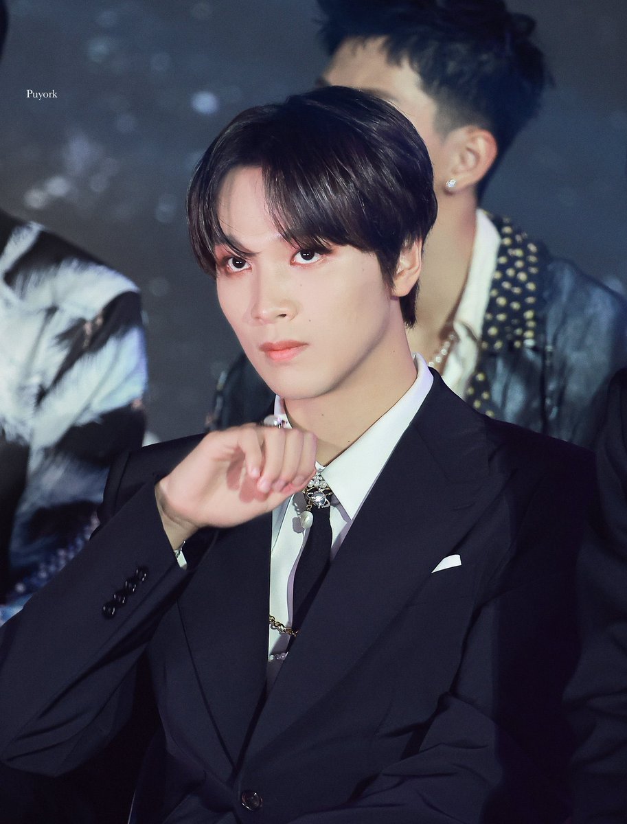 haechanprints's tweet photo. haechan looks like an ethereal prince https://t.co/F3oBen9tos