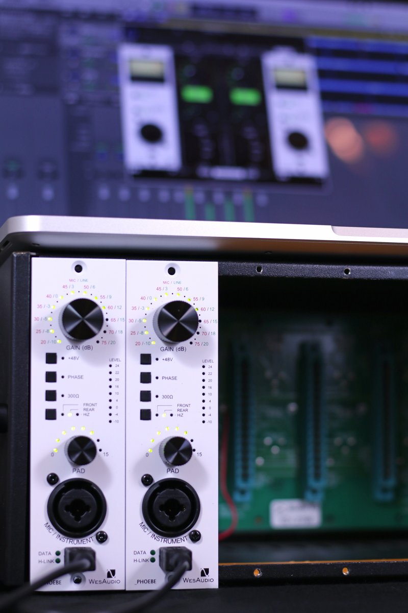 WesAudio _PHOEBE
NEVE1073スタイル・マイクプリの進化系

0.5dB単位のゲインと出力PADでマイク/ライン/DI入力のゲインや質感のコントロールが緻密に行え、各設定はプラグインでリコール、オートメーションも可能。
2種類のマイクの比較、セッティングの比較も容易に行える。
umbrella-company.jp/wesaudio_phoeb…
